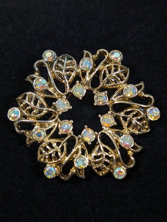 Vintage Gold Tone AB Aurora Borealis Crystal Leaf Wreath Brooch Pin - Picture 2 of 8